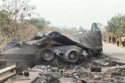 Accident sur la RN1 : un camion Titan en flammes